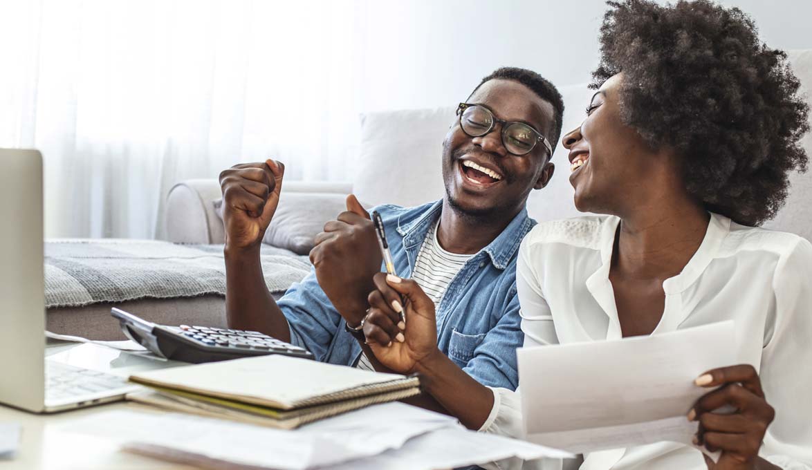 couple using reverse budgeting to break paycheck to paycheck cycle