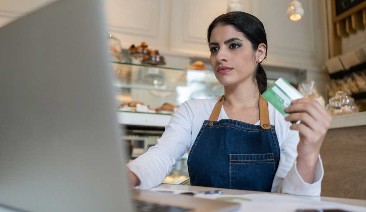 small business employee using business rewards credit card to purchase supplies